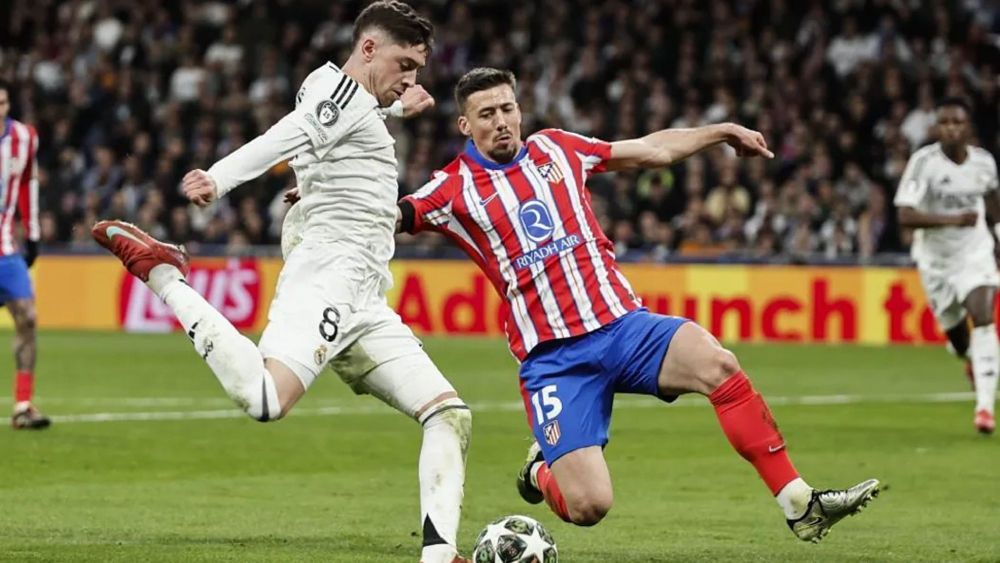 Fede Valverde, en el partido contra el Atlético, con Clément Lenglet.