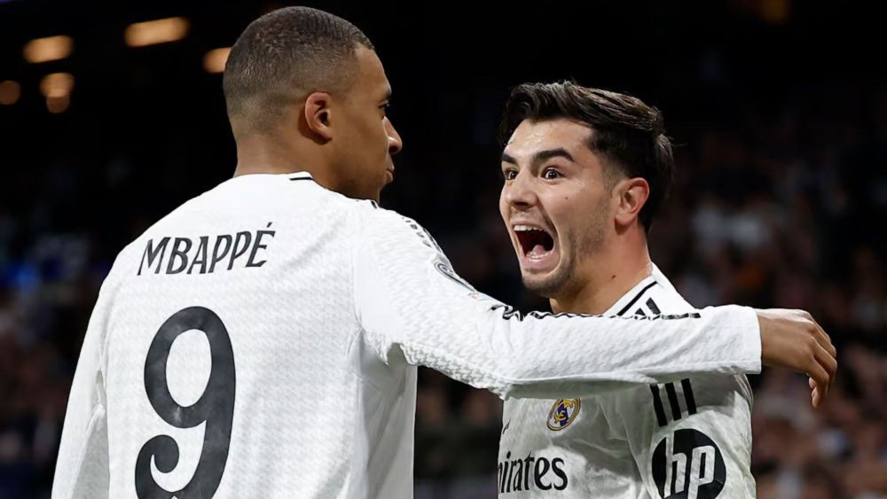 Kylian Mbappé, celebrando con Brahim el gol del centrocampista malagueño. Kylian Mbappé, celebrando con Brahim el gol del centrocampista malagueño.