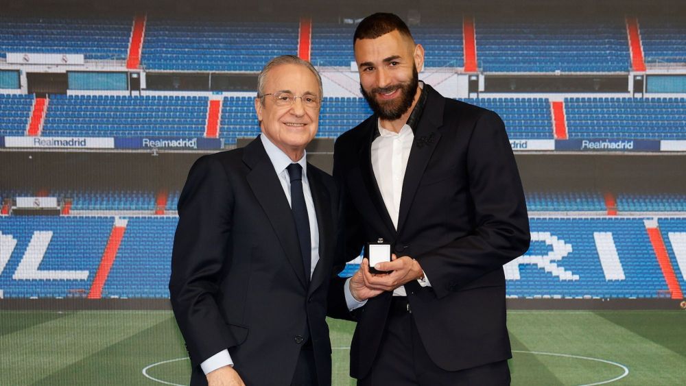 Florentino Pérez y Karim Benzema, en el acto de despedida del Real Madrid que el futbolista tuvo antes de irse a Arabia. Florentino Pérez y Karim Benzema, en el acto de despedida del Real Madrid que el futbolista tuvo antes de irse a Arabia.