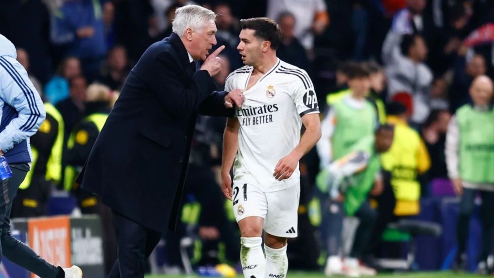 Carlo Ancelotti, hablando y dando instrucciones a Brahim en el encuentro contra el Atlético en Champions. Carlo Ancelotti, hablando y dando instrucciones a Brahim en el encuentro contra el Atlético en Champions.