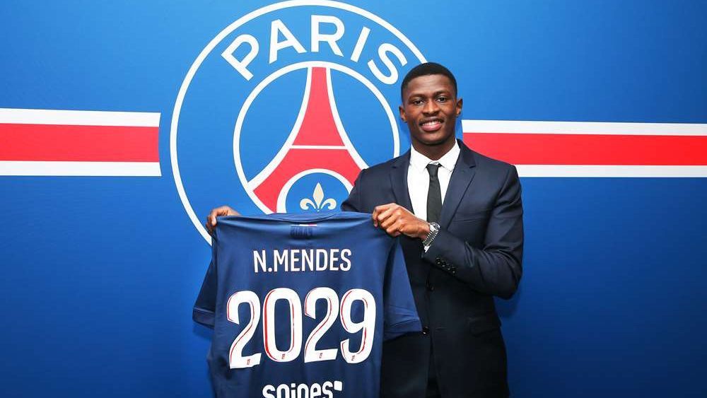 Nuno Mendes renovando con el PSG