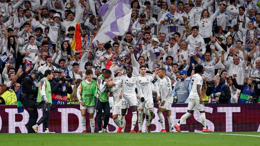 Jugadores del Real Madrid celebrando un gol en el Santiago Bernabéu.