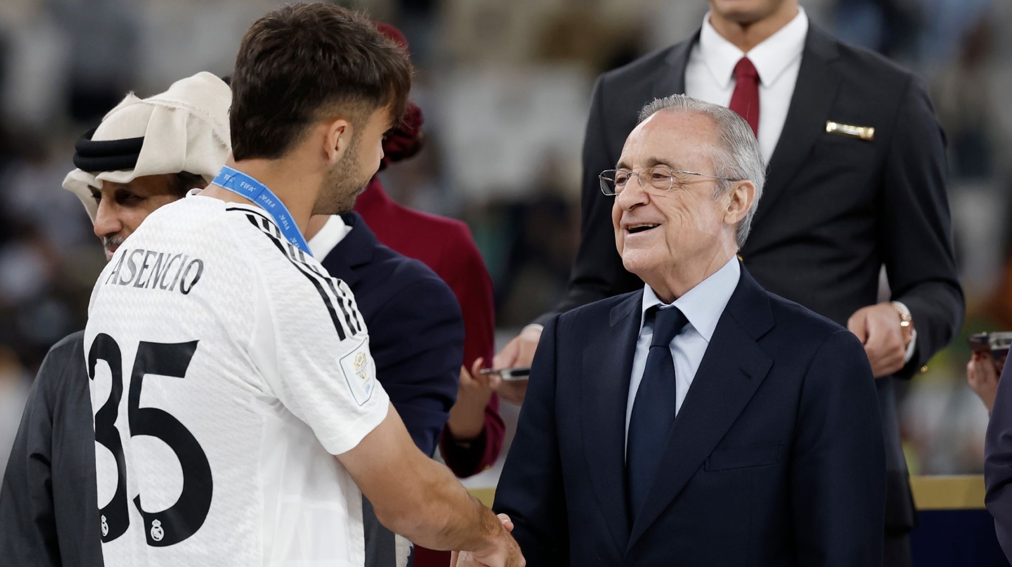 Raúl Asencio saludando a Florentino Pérez después de ganar la Copa Intercontinental.