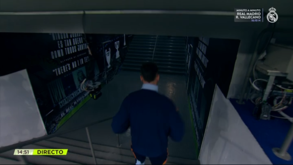 Raúl Asencio entra a los vestuarios después de inspeccionar el césped del Santiago Bernabéu