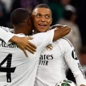David Alaba y Kylian Mbappé durante un partido con el Real Madrid David Alaba y Kylian Mbappé durante un partido con el Real Madrid