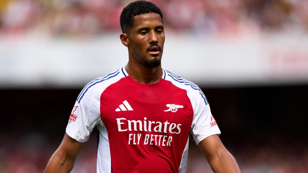 William Saliba durante un partido con el Arsenal.