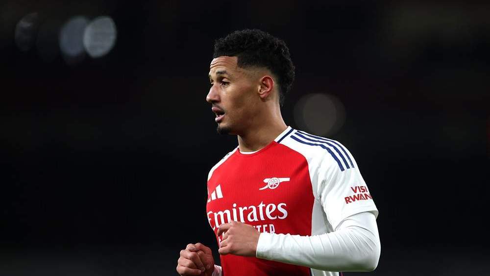 William Saliba jugando un partido con el Arsenal.