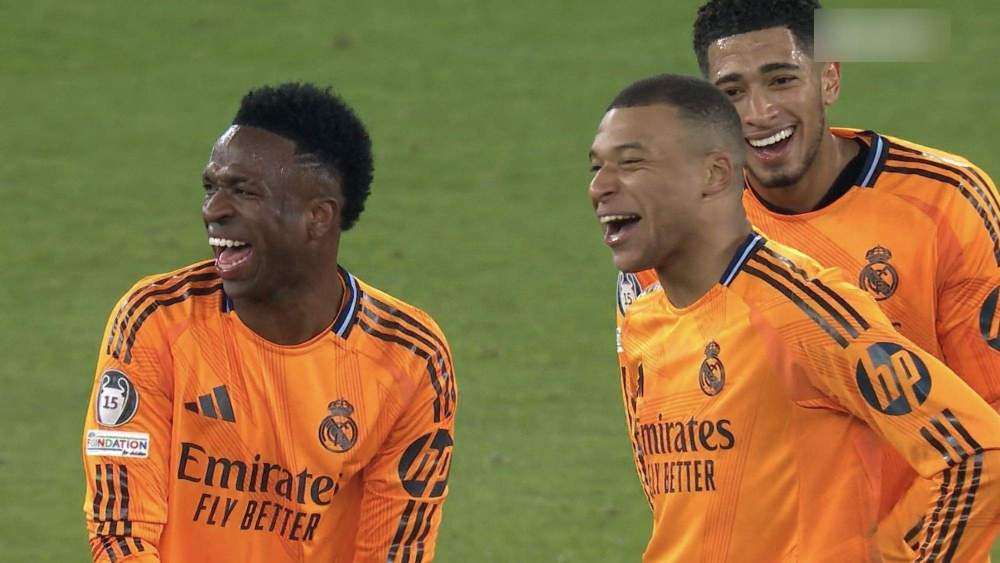 Vinícius Júnior, Kylian Mbappé y Jude Bellingham riéndose durante un partido. Vinícius Júnior, Kylian Mbappé y Jude Bellingham riéndose durante un partido.