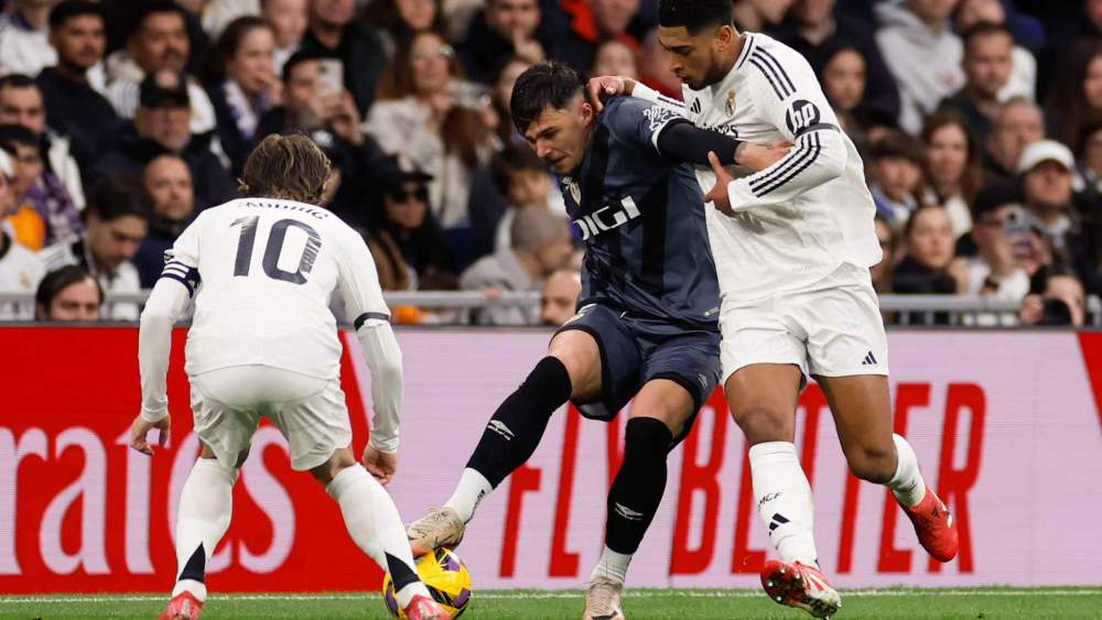 Luka Modric, ayudando a defender a Jude Bellingham, en el partido del domingo pasado contra el Rayo.