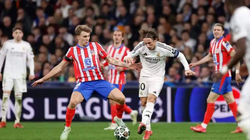 Luka Modric, con el balón, ante Pablo Barrios, en el euroderbi de la semana pasada.