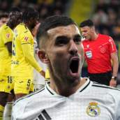 Ceballos se rinde a un compañero tras la última victoria del Real Madrid. 