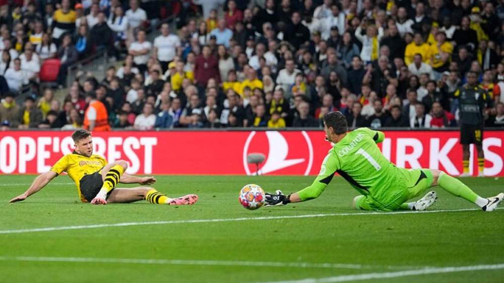 Courtois haciendo una parada en la final de Champions de la temporada pasada
