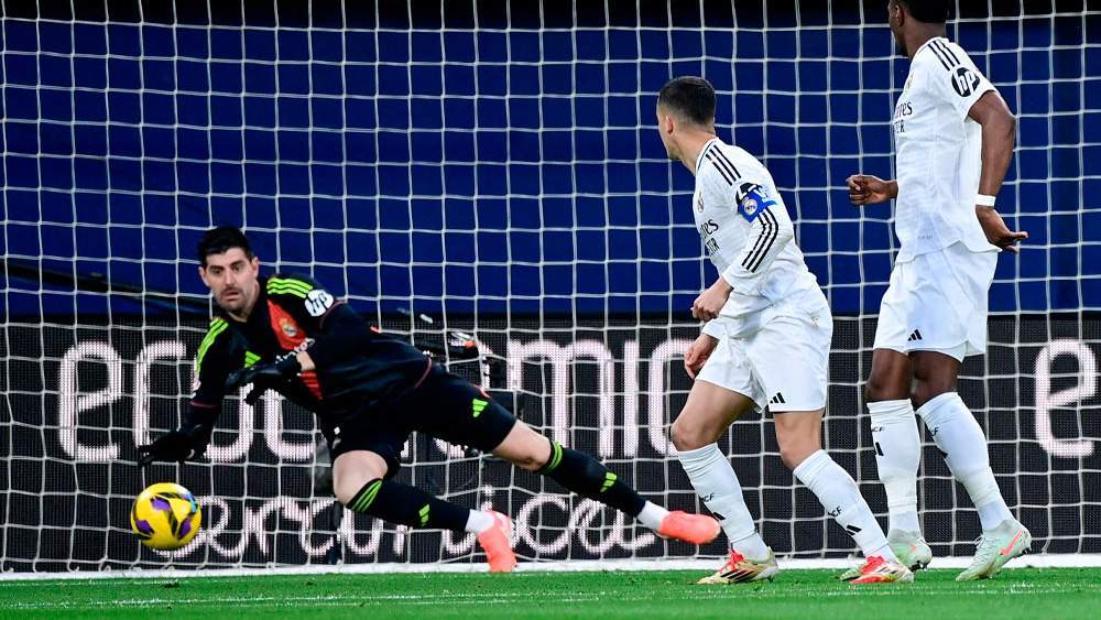 Courtois realizando una parada descomunal frente al Villarreal