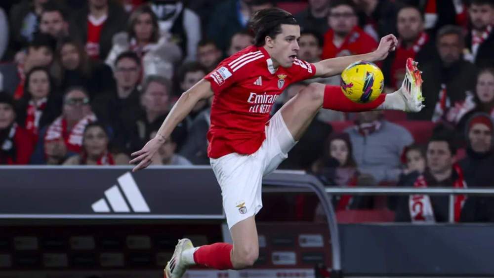 Álvaro Carreras, realizando un control con la pelota, en un partido de Champions con el Benfica.