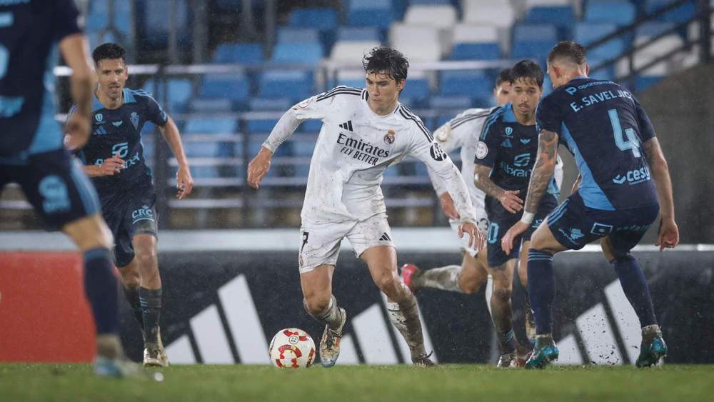 Gonzalo García, controlando un balón en el partido que han jugado esta tarde el Castilla y el Murcia.