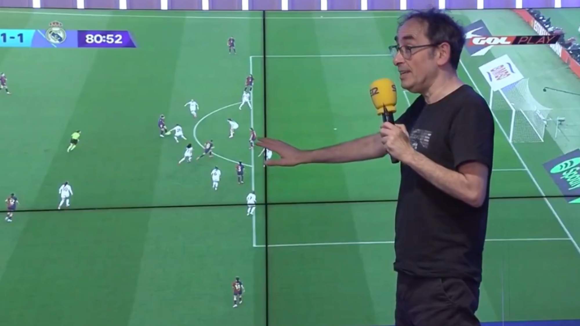 Eduardo Iturralde González, comentando la jugada del inexistente fuera de juego en el Barcelona-Real Madrid de esta mañana. Eduardo Iturralde González, comentando la jugada del inexistente fuera de juego en el Barcelona-Real Madrid de esta mañana.