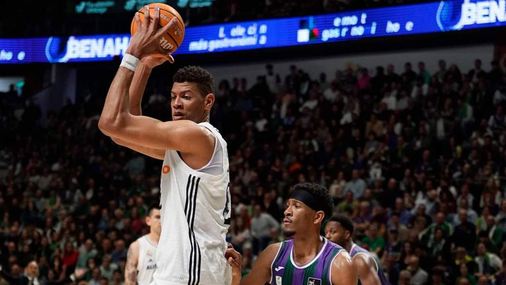 Walter Tavares, en una jugada en el partido ante Unicaja 