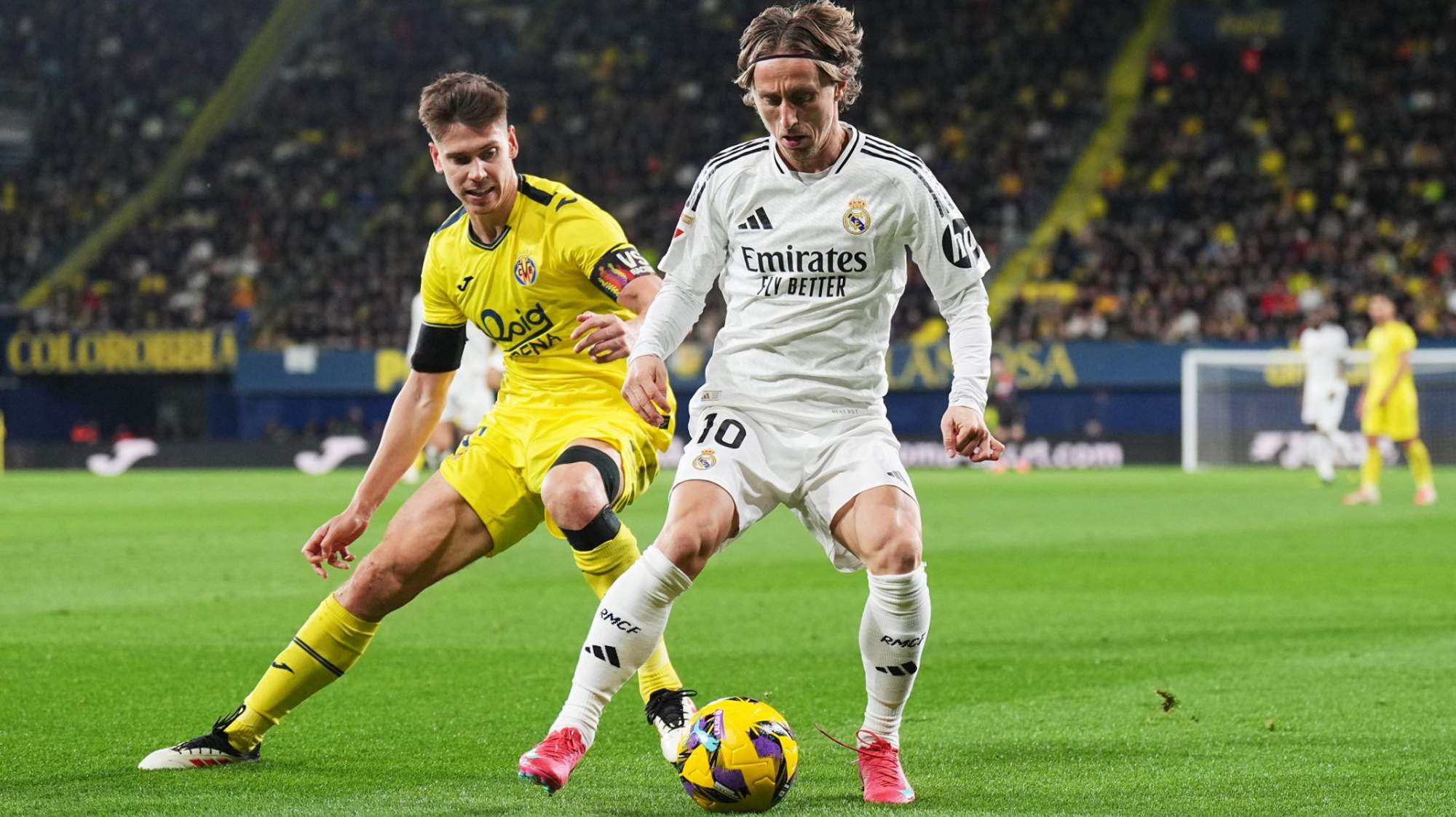 Luka Modric jugando un partido con el Real Madrid enfrentándose al Villareal.