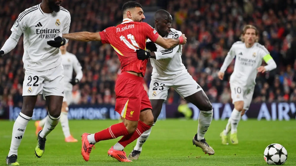 Salah y Mendy durante el Liverpool Real Madrid de esta temporada
