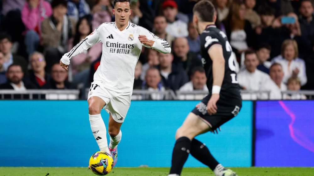 Lucas Vázquez, con el control del balón, encarando a su oponente en el partido contra el Leganés.