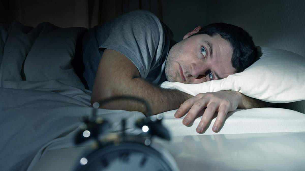 Una foto de una persona que no puede dormir por insomnio. Una foto de una persona que no puede dormir por insomnio.
