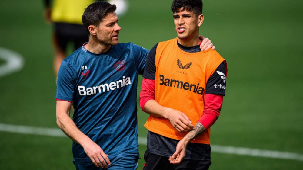 Xabi Alonso, con Piero Hincapié, en un entrenamiento con el Bayer Leverkusen.