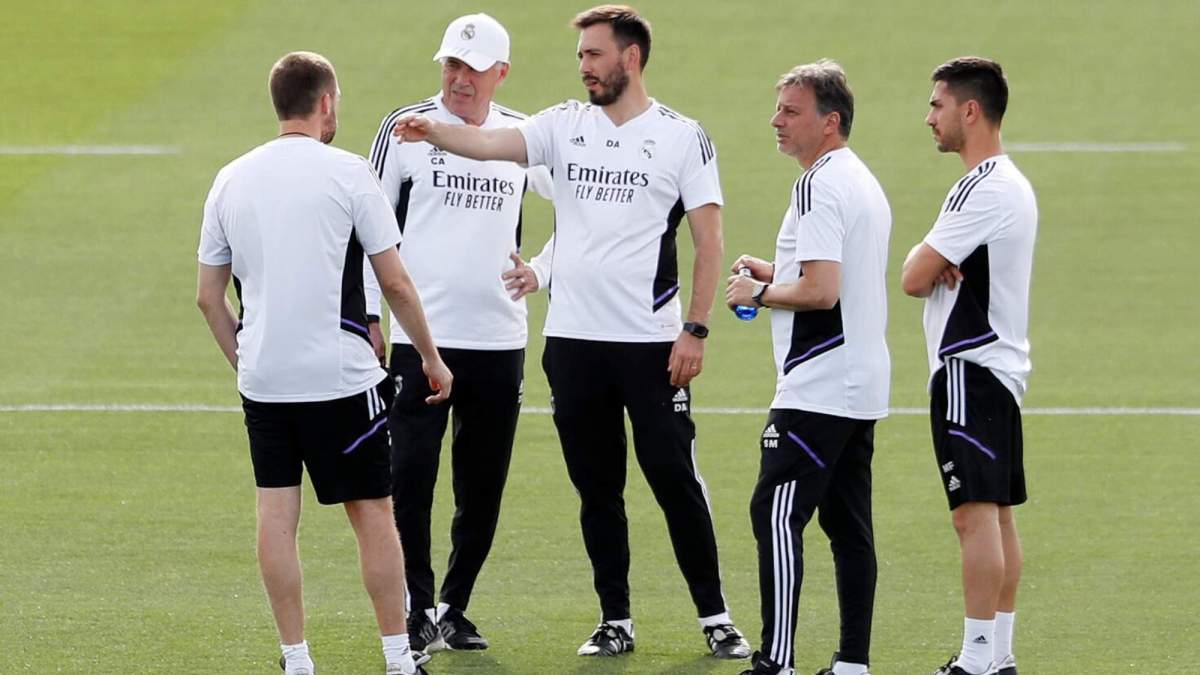 Davide Ancelotti, con algunos de sus compañeros que conforman el cuerpo técnico del Real Madrid.