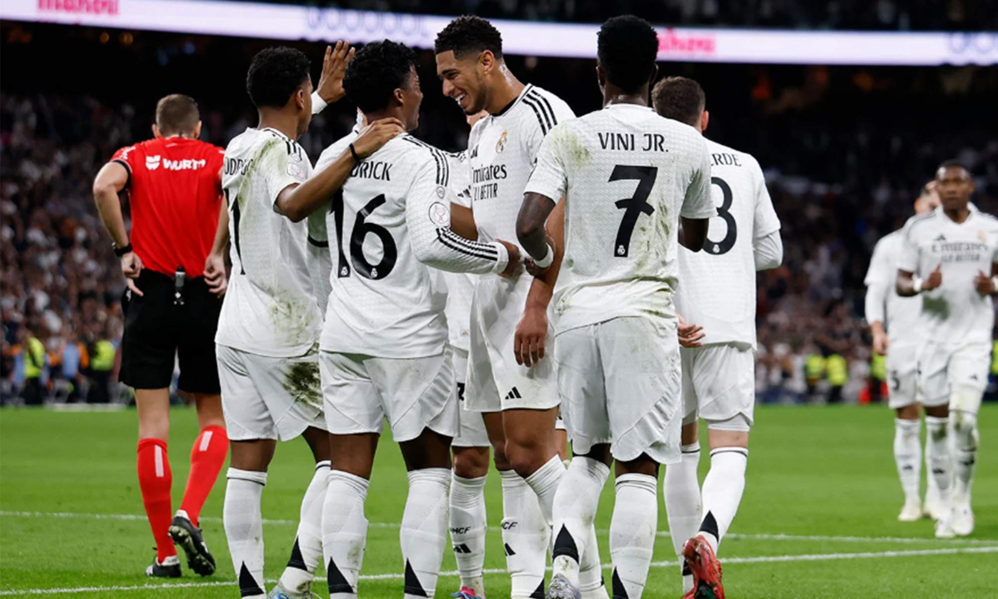 Jugadores del Real Madrid celebrando el gol de Endrick.