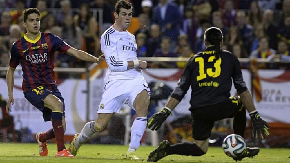Gareth Bale, batiendo a Pinto en la final de Copa de 2014 después de irse de Bartra en el centro del campo.
