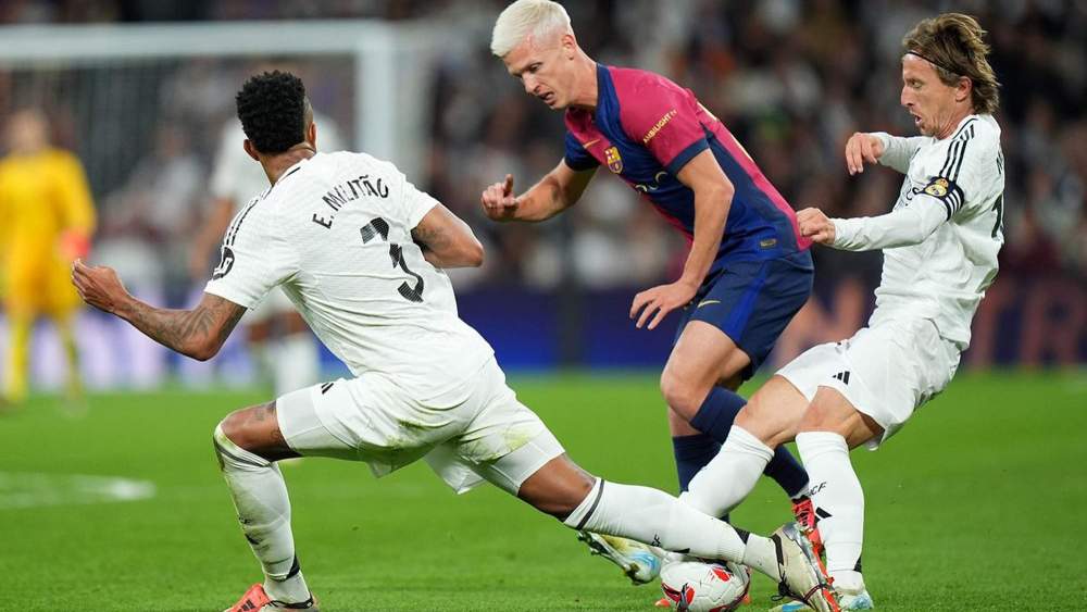 Dani Olmo jugando un Clásico contra el Real Madrid. Dani Olmo jugando un Clásico contra el Real Madrid.
