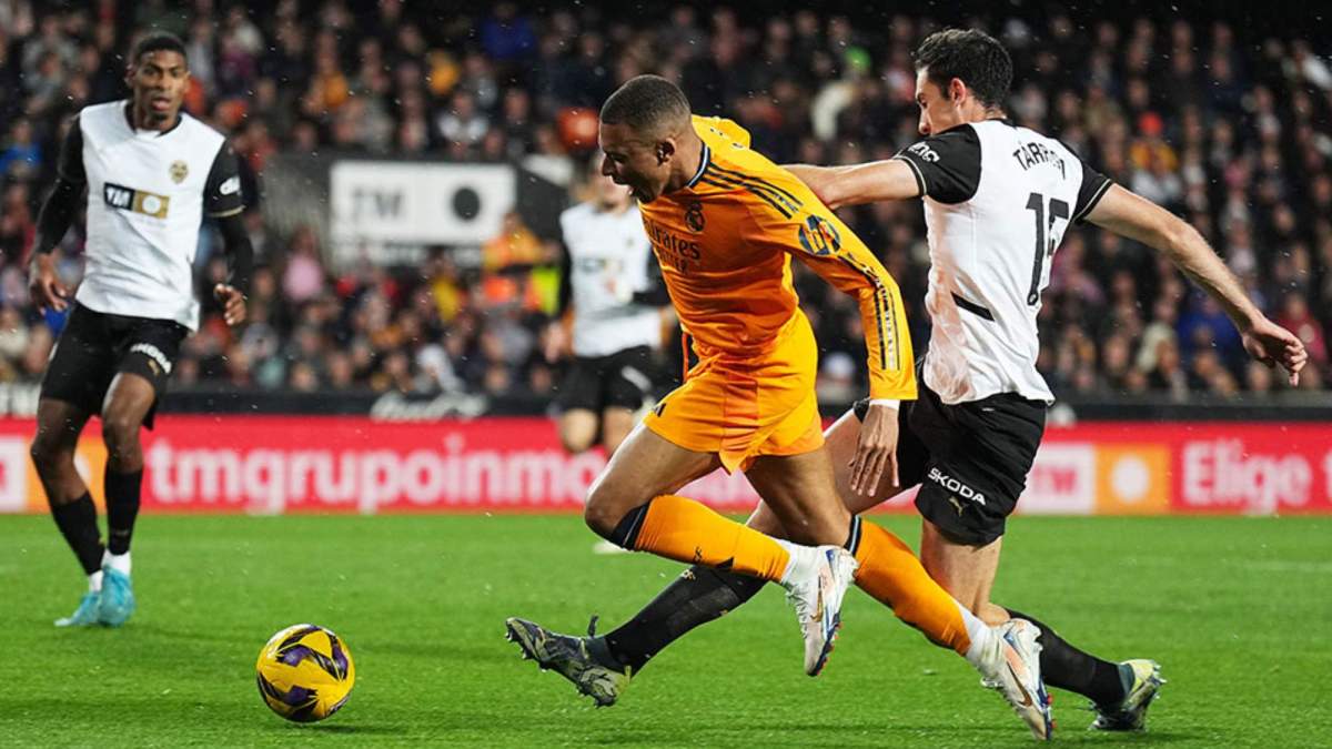 Kylian Mbappé sufrió un penalti de Tárrega que no se señaló en el partido entre el Valencia y el Real Madrid en la primera vuelta de la Liga.
