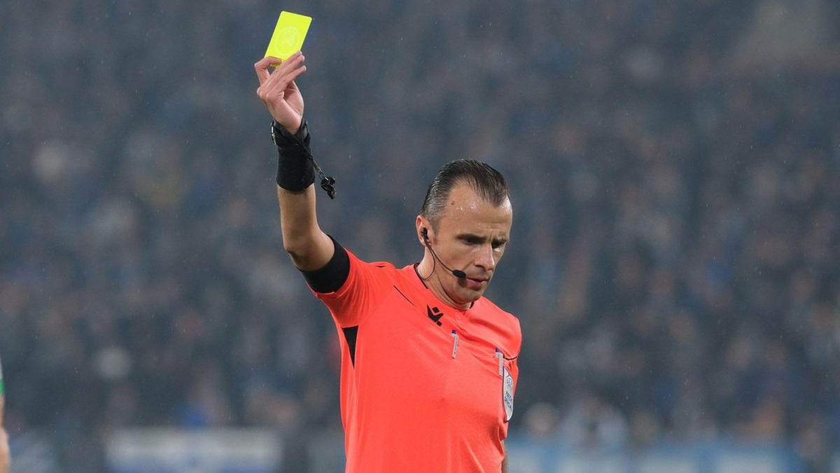 Irfan Peljto mostrando una cartulina amarilla en un partido Irfan Peljto mostrando una cartulina amarilla en un partido