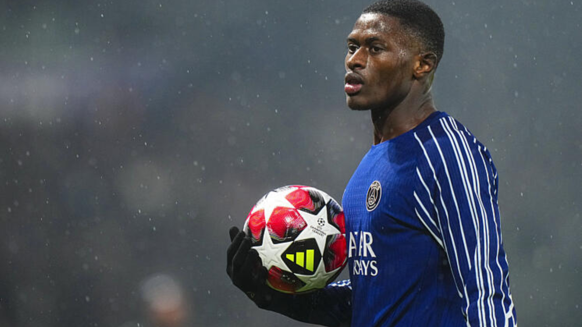 Nuno Mendes durante un partido del PSG esta temporada