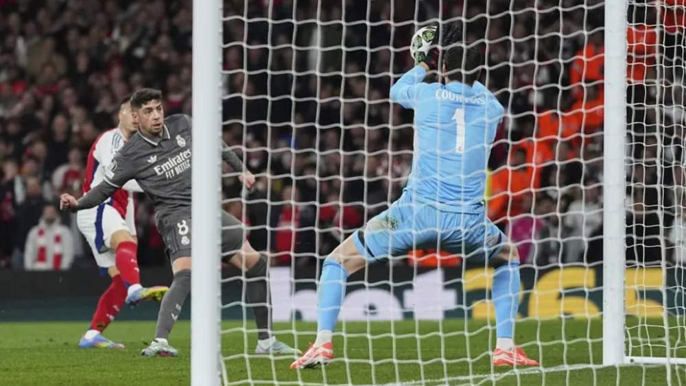 Thibaut Courtois, parando un disparo del Arsenal en la primera parte.