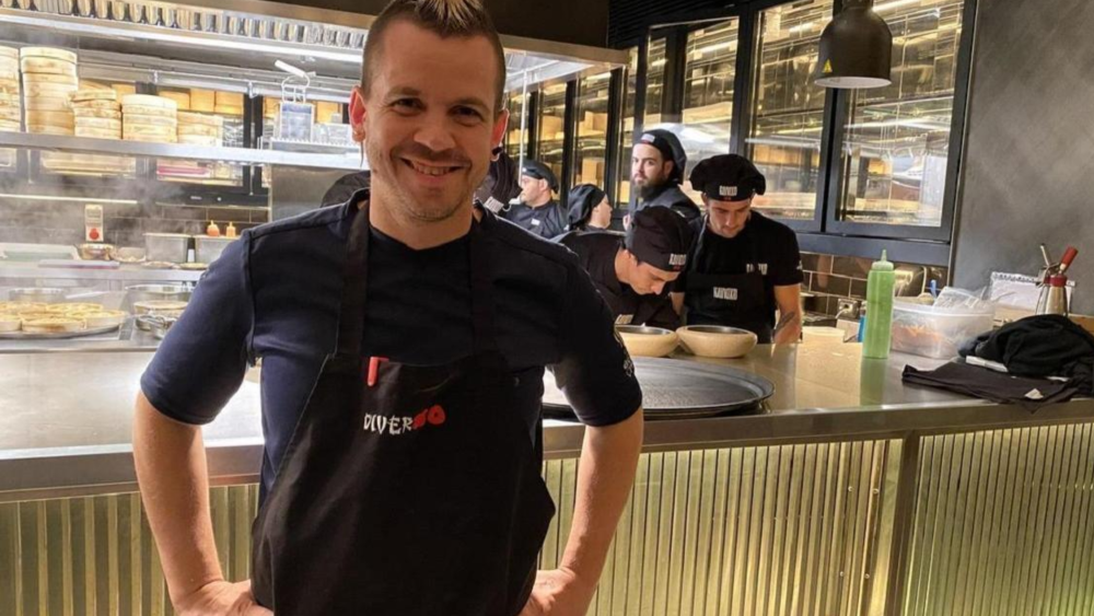 Dabiz Muñoz posa frente a los fogones de su restaurante DiverXO