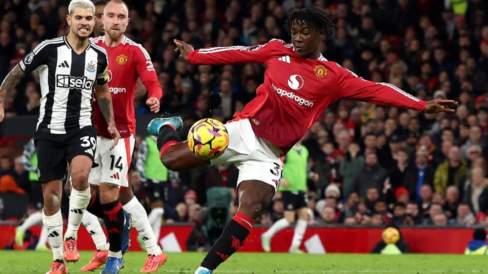 Kobbie Mainoo, en un partido con el Manchester United.