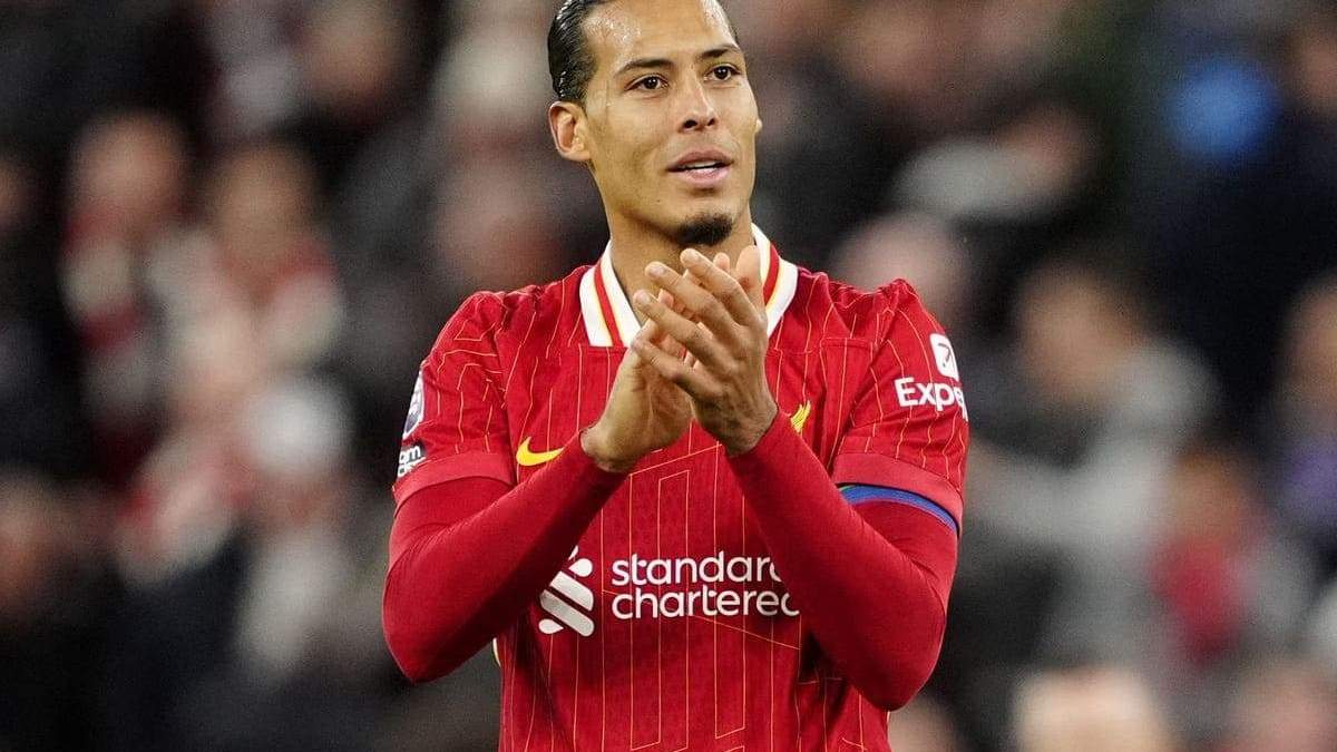 Van Dijk aplaudiendo a sus compañeros durante un partido Van Dijk aplaudiendo a sus compañeros durante un partido