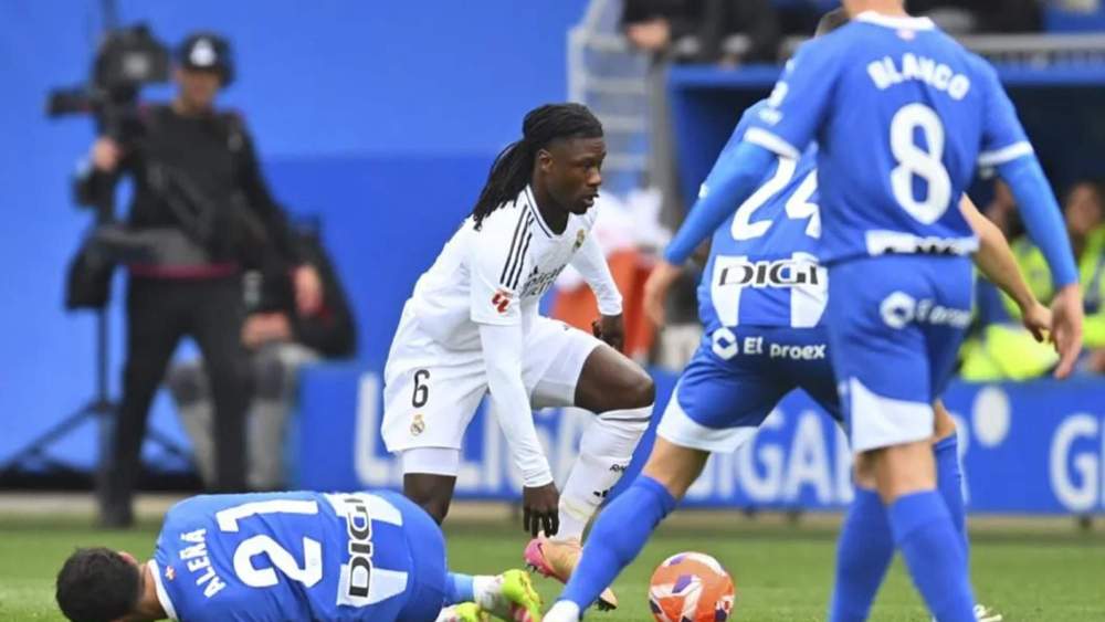 Camavinga, recuperando un balón ante Aleñá, en el partido de este domingo entre el Alavés y el Real Madrid.