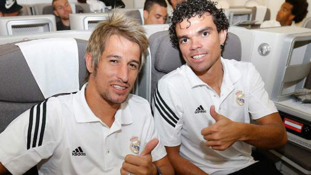 Fabio Coentrao y Pepe, durante un viaje con el Real Madrid.