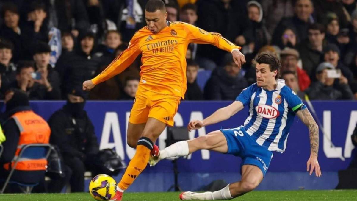 La entrada de Carlos Romero sobre Mbappé el pasado febrero contra el Espanyol se quedó en una simple amarilla