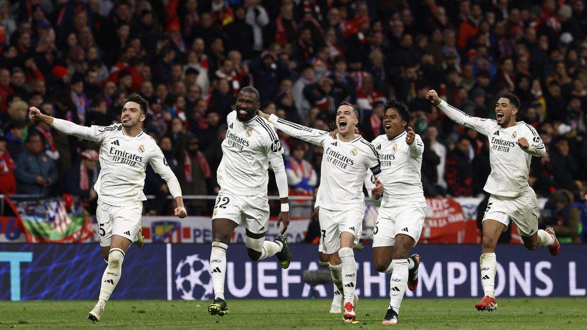 Jugadores del Real Madrid celebrando en el Metropolitano tras ganar la tanda de penaltis