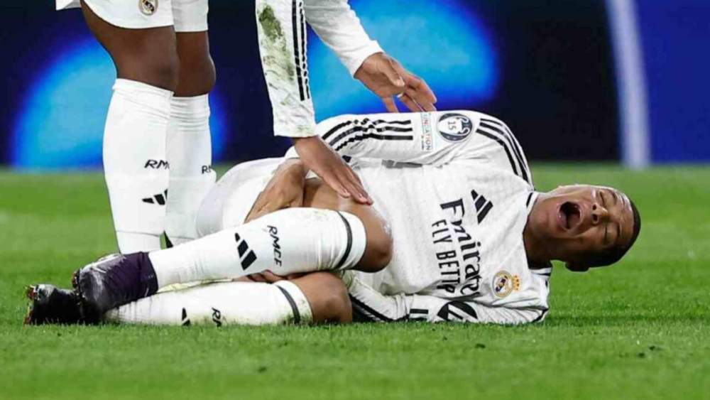 Kylian Mbappé, recostado sobre el césped del Bernabéu, se duele de su tobillo derecho. Kylian Mbappé, recostado sobre el césped del Bernabéu, se duele de su tobillo derecho.