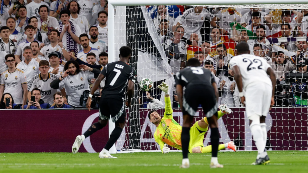 Thibaut Courtois detiene un penalti lanzado por Bukayo Saka