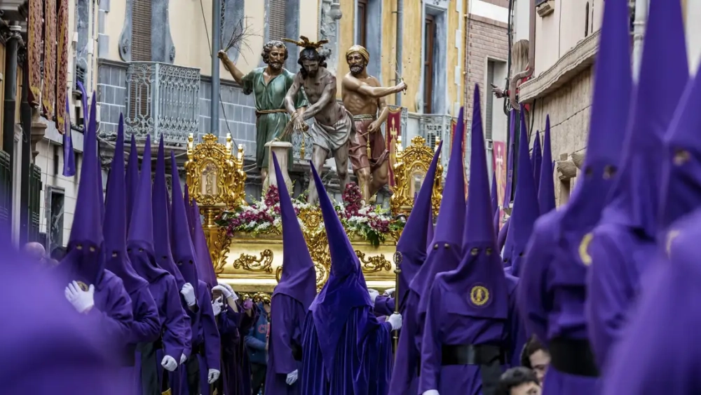 Las calles de España ya celebran la llegada de la Semana Santa.