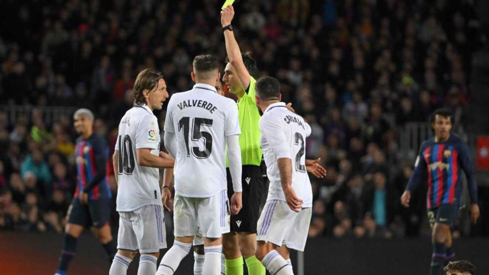 De Burgos Bengoetxea, en su último Clásico entre el Madrid y el Barcelona, mostrando una amarilla a Luka Modric. De Burgos Bengoetxea, en su último Clásico entre el Madrid y el Barcelona, mostrando una amarilla a Luka Modric.