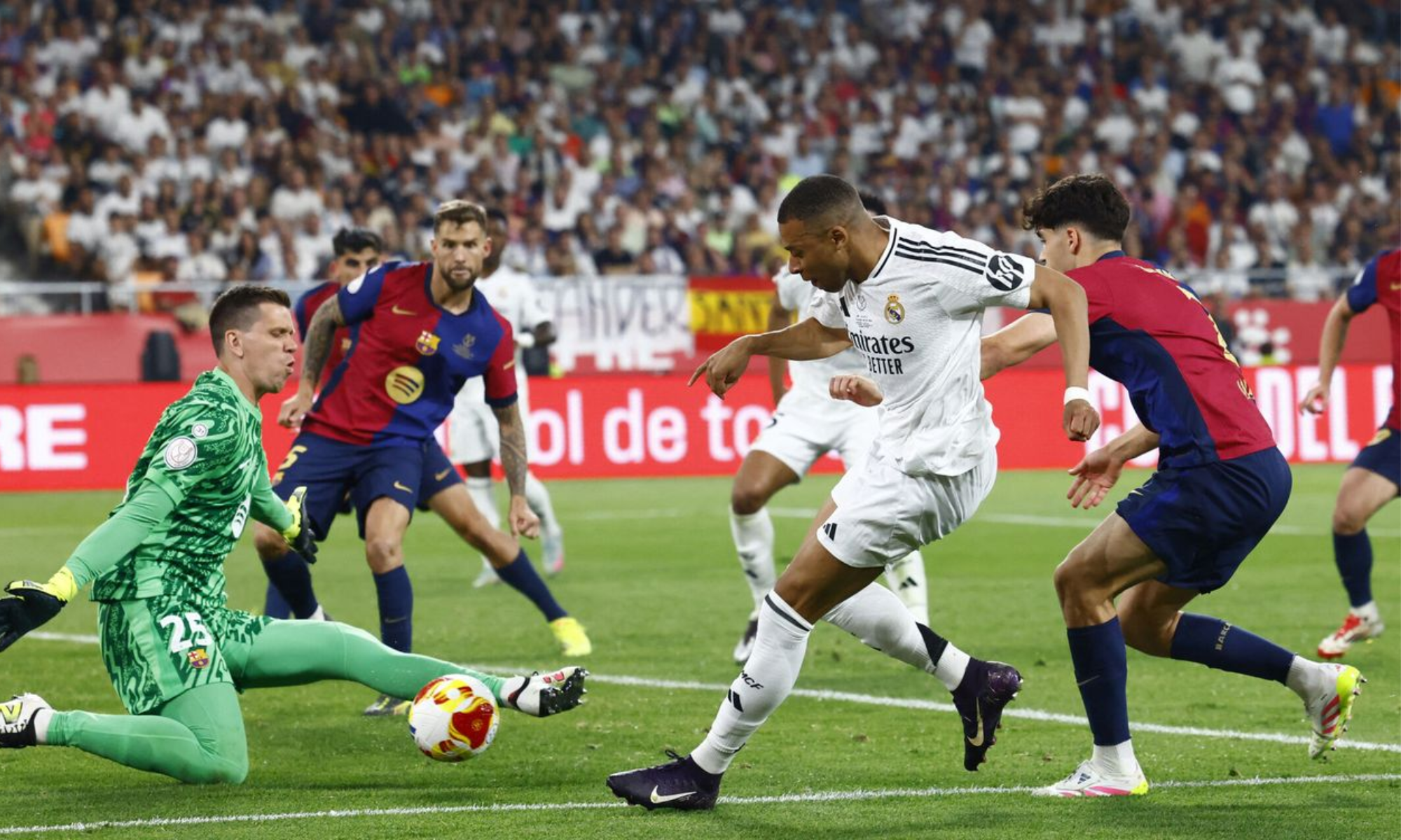 Una acción de la final de Copa del Rey entre el FC Barcelona y el Real Madrid