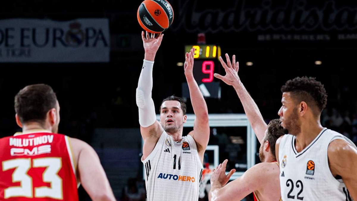 Mario Hezonja anota una canasta en el partido ante Olympiacos. Mario Hezonja anota una canasta en el partido ante Olympiacos.
