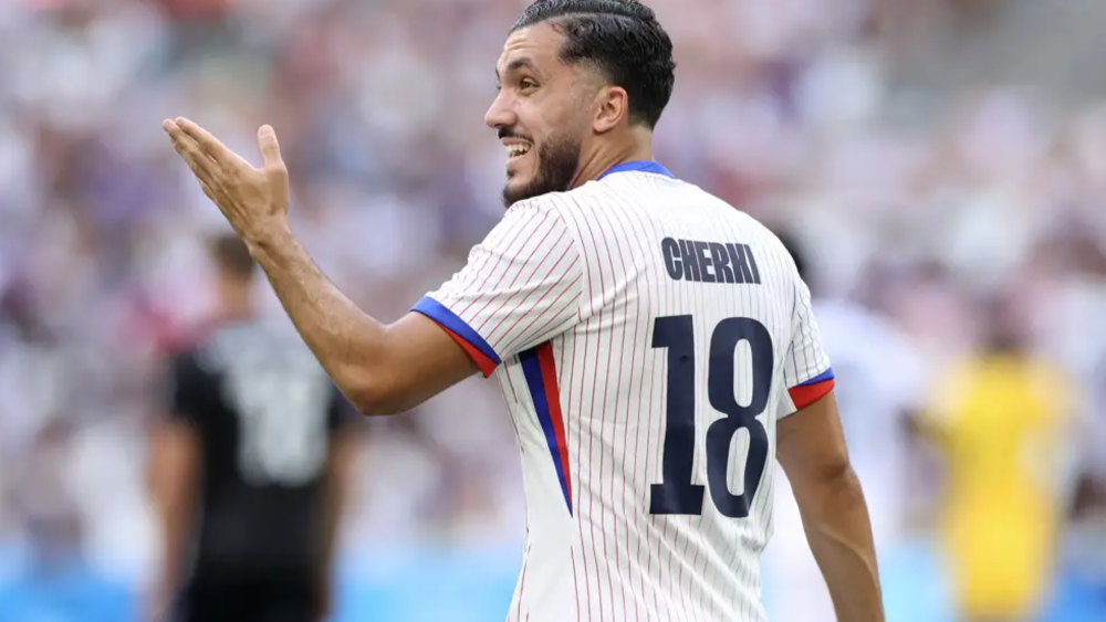 Rayan Cherki durante un partido con la selección francesa