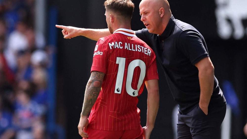 Arne Slot, dando indicaciones a Alexis Mac Allister durante un partido del Liverpool en esta temporada. 