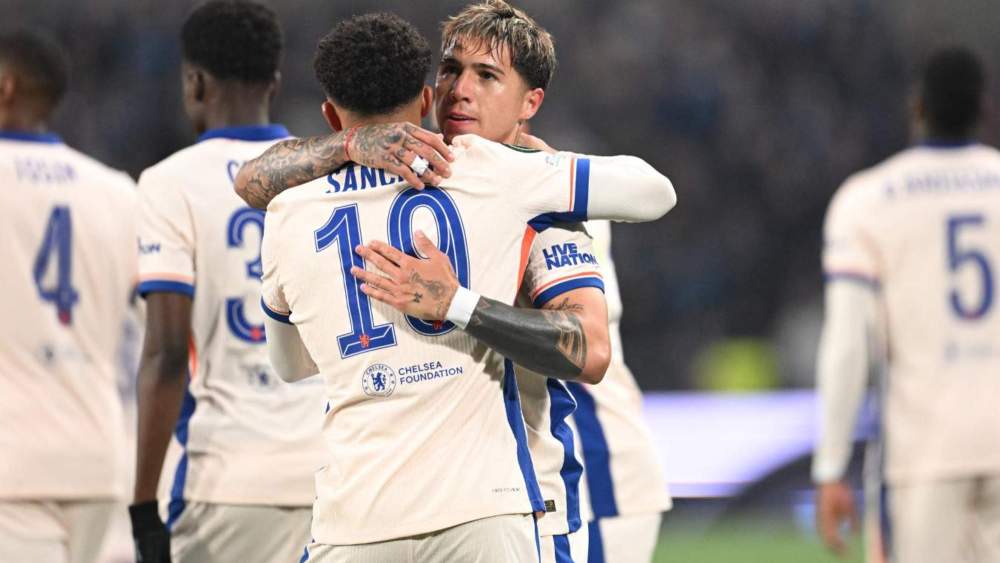 Enzo Fernández, celebrando este jueves con Jadon Sancho uno de los goles del inglés ante el Djurgardens. Enzo Fernández, celebrando este jueves con Jadon Sancho uno de los goles del inglés ante el Djurgardens.